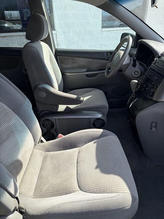 Toyota Sienna 5dr 7-Passenger Van CE FWD (Natl) 2007