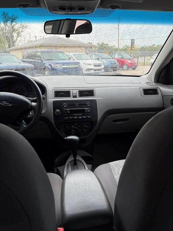 Ford Focus 4dr Sdn ZX4 S 2005