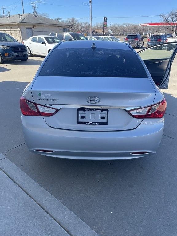Hyundai Sonata 4dr Sdn 2.4L Man GLS 2011