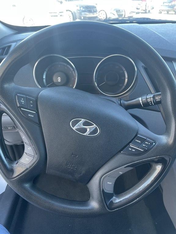 Hyundai Sonata 4dr Sdn 2.4L Man GLS 2011