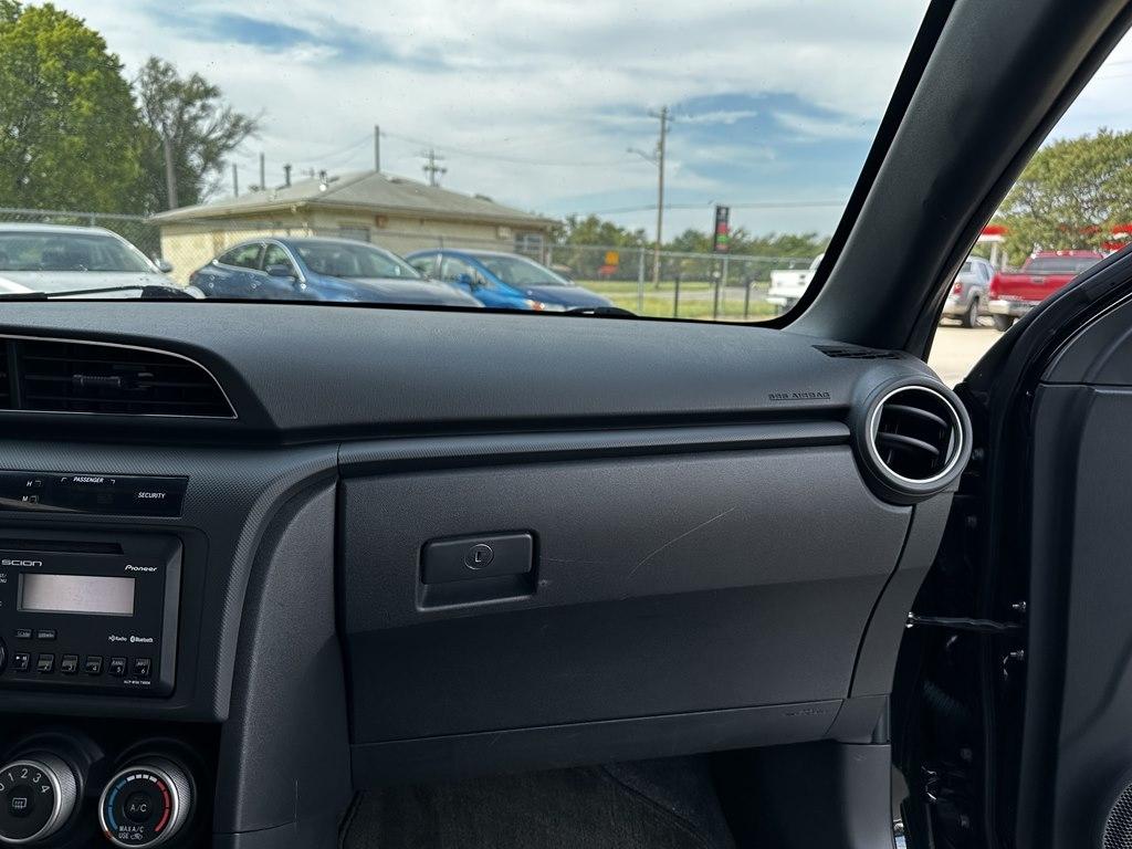 Scion tC 2dr HB Man (Natl) 2013