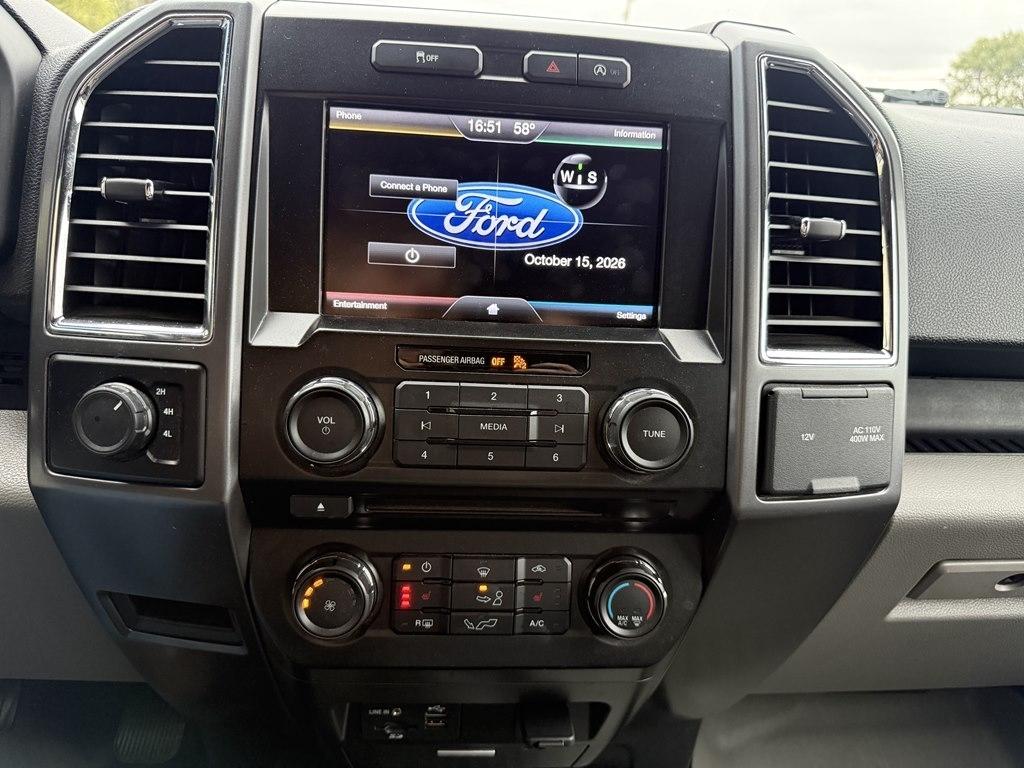 Ford F-150 4WD SuperCrew 145" Lariat 2015