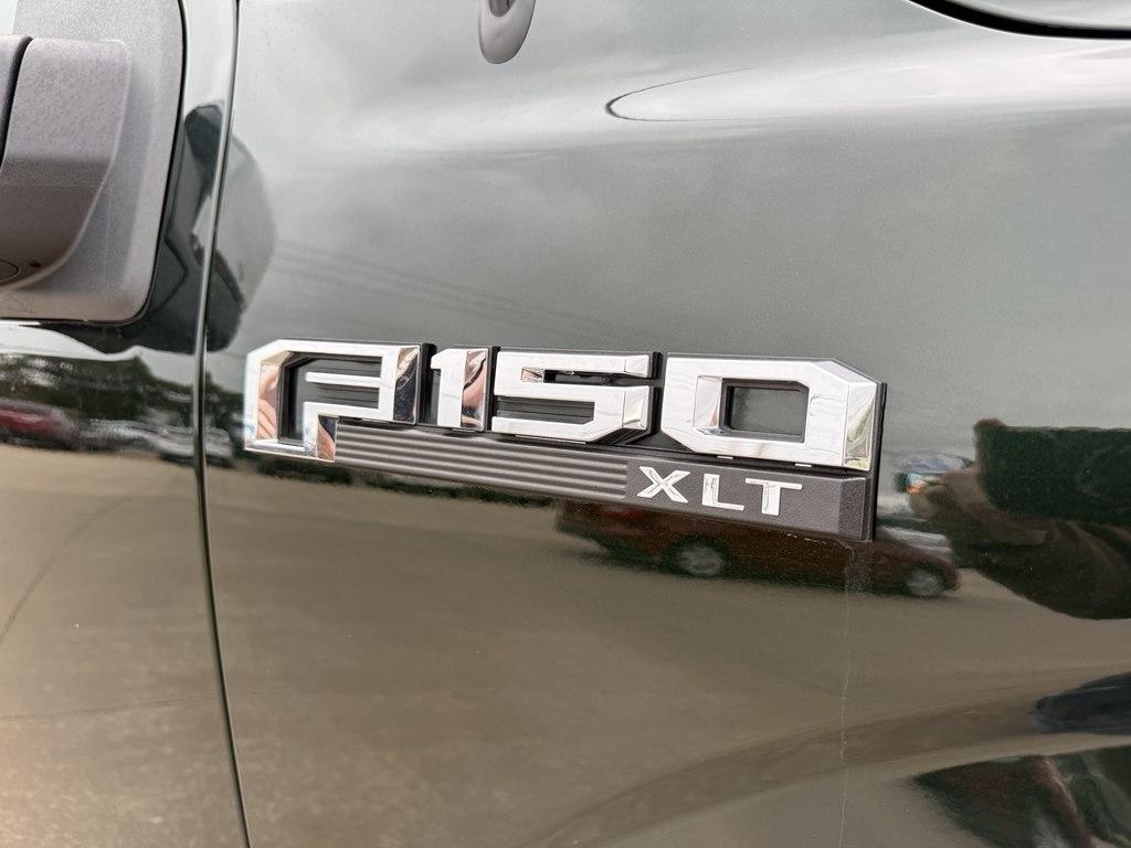 Ford F-150 4WD SuperCrew 145" Lariat 2015