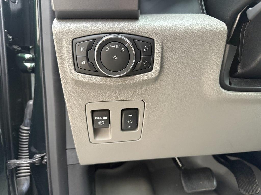 Ford F-150 4WD SuperCrew 145" Lariat 2015
