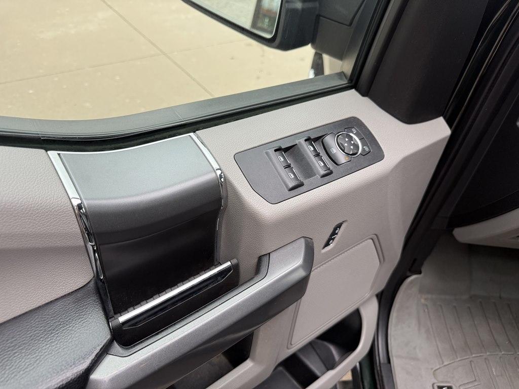 Ford F-150 4WD SuperCrew 145" Lariat 2015