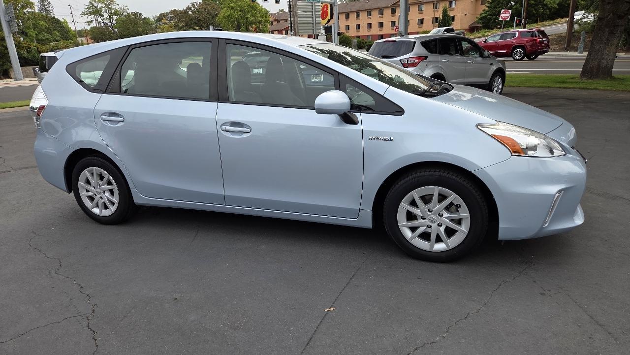 Toyota Prius V  2012