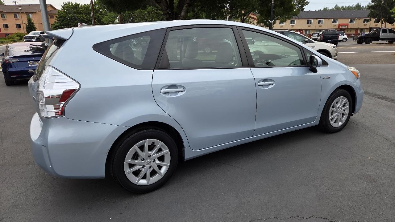 Toyota Prius V  2012