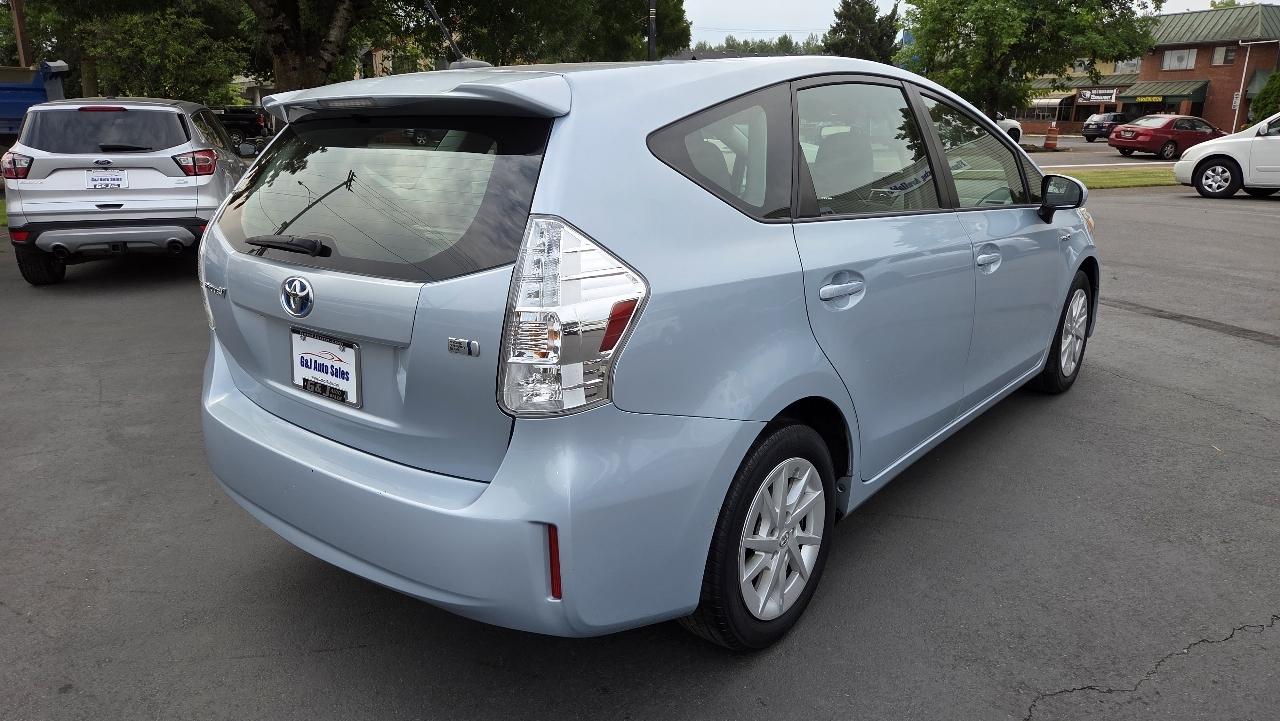 Toyota Prius V  2012