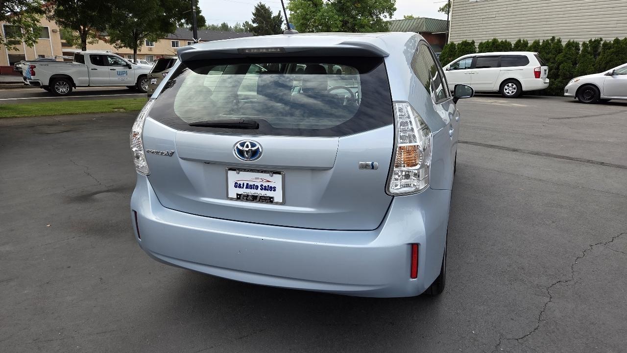 Toyota Prius V  2012
