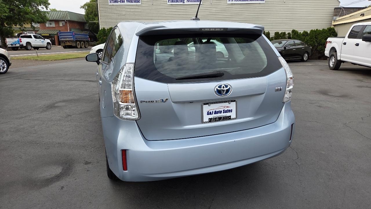 Toyota Prius V  2012
