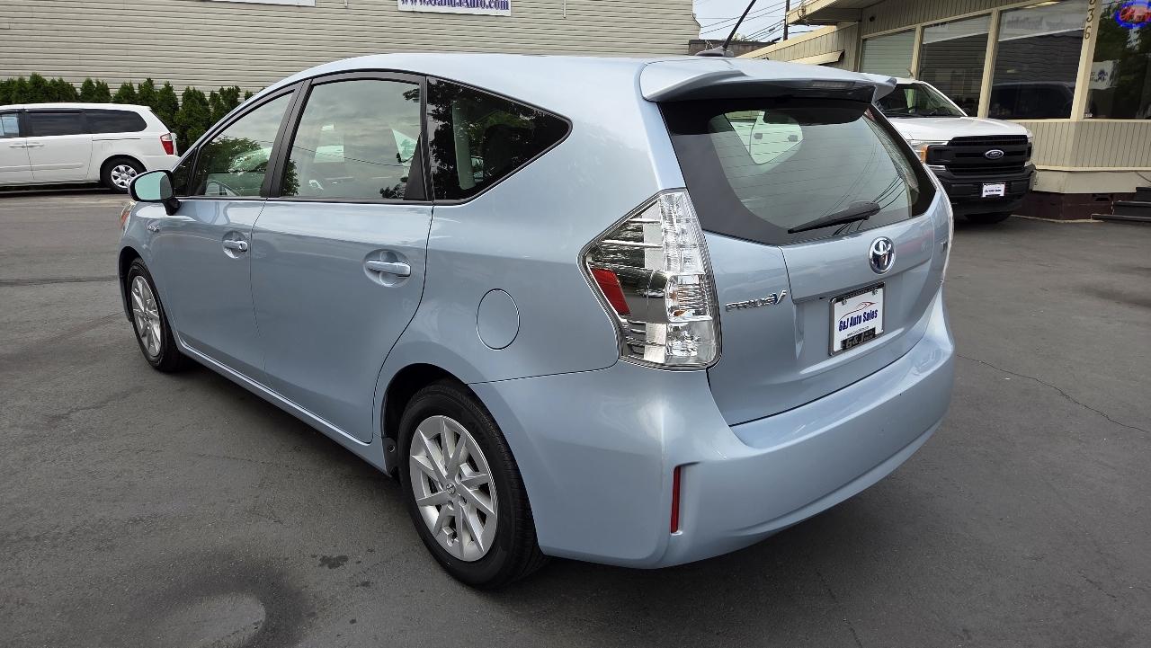 Toyota Prius V  2012