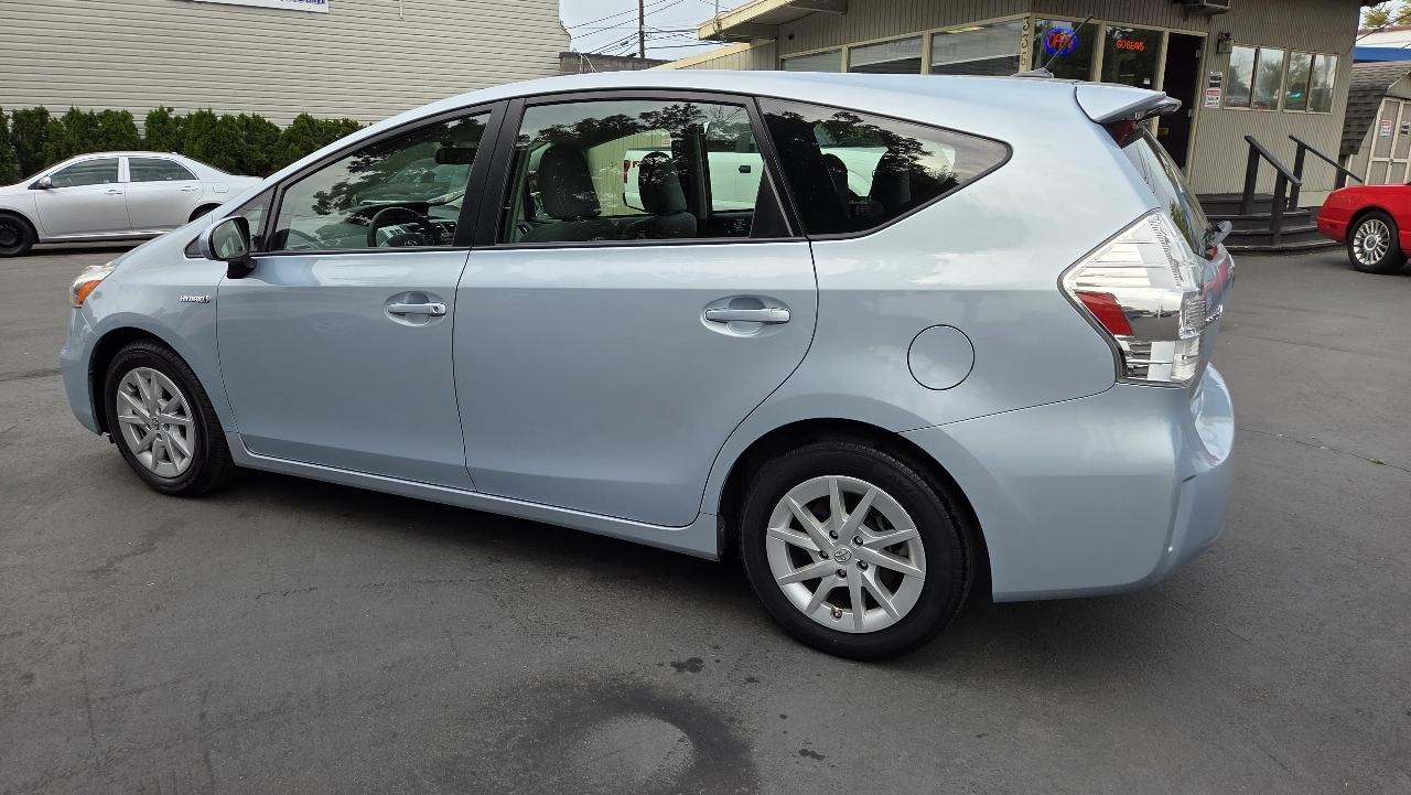 Toyota Prius V  2012