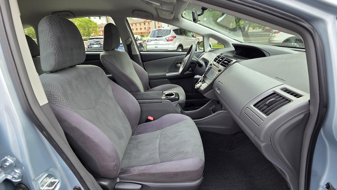 Toyota Prius V  2012