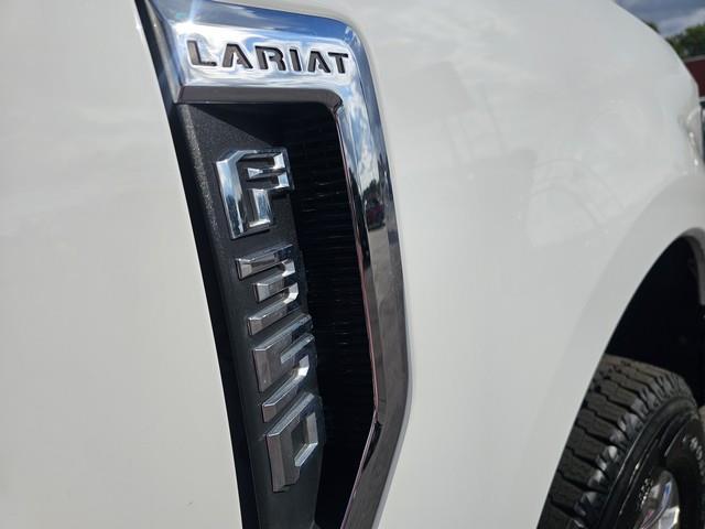 Ford Super Duty F-350 SRW Lariat 4WD Crew Cab 8' Box 2022