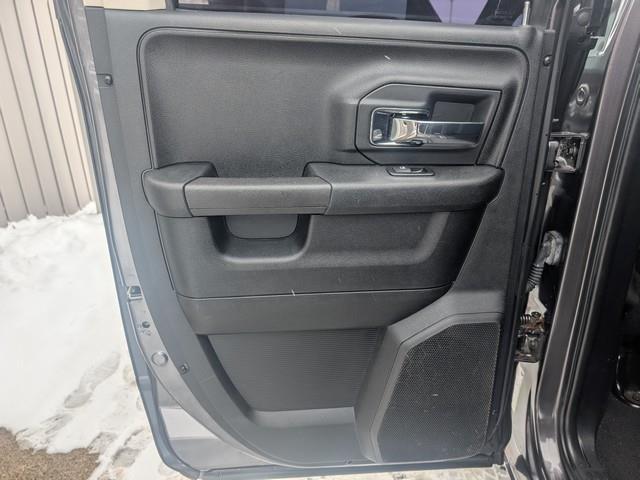 RAM 1500 4WD Quad Cab 140.5" Laramie 2015