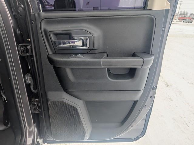 RAM 1500 4WD Quad Cab 140.5" Laramie 2015