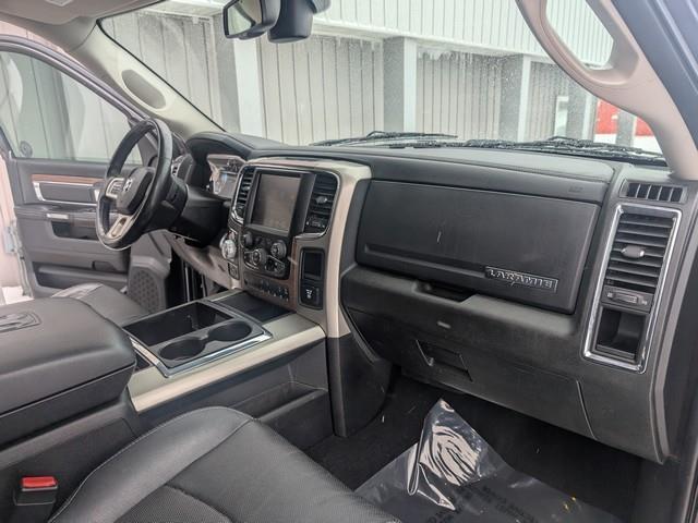 RAM 1500 4WD Quad Cab 140.5" Laramie 2015