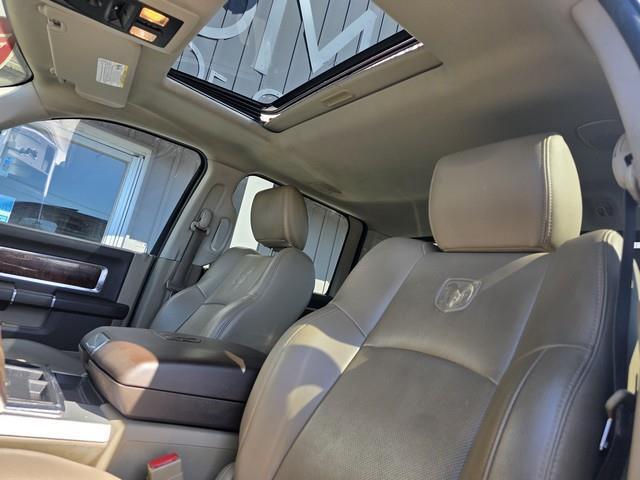 RAM 1500 4WD Crew Cab 140.5" Laramie 2011