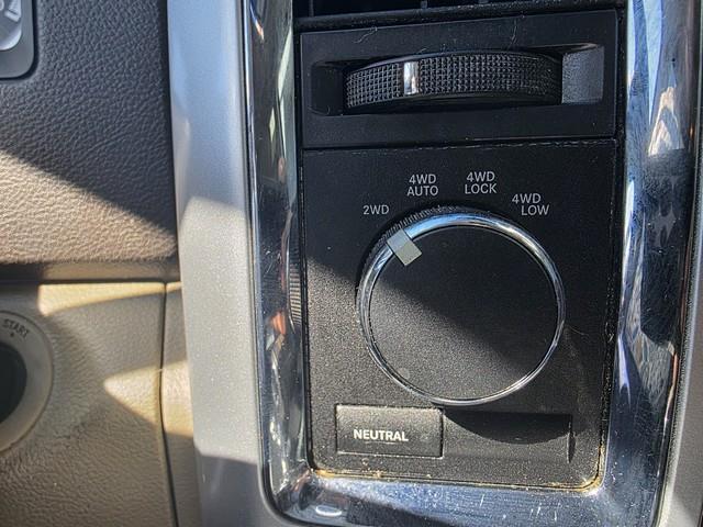 RAM 1500 4WD Crew Cab 140.5" Laramie 2011