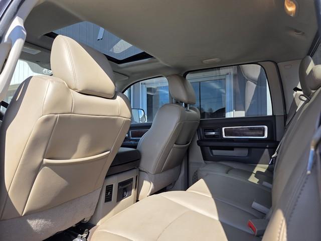 RAM 1500 4WD Crew Cab 140.5" Laramie 2011