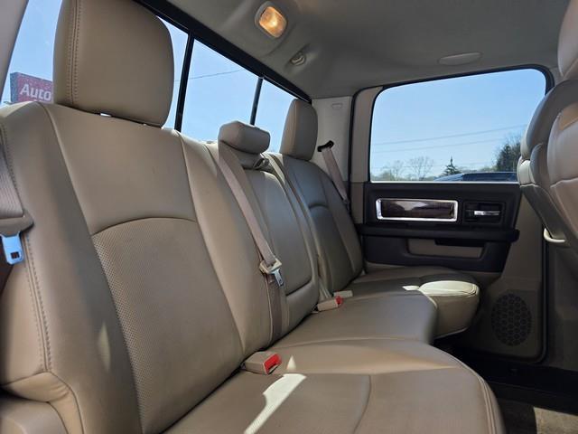 RAM 1500 4WD Crew Cab 140.5" Laramie 2011