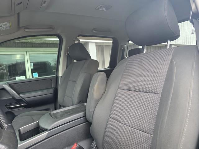 Nissan Titan 4WD Crew Cab SWB S 2011