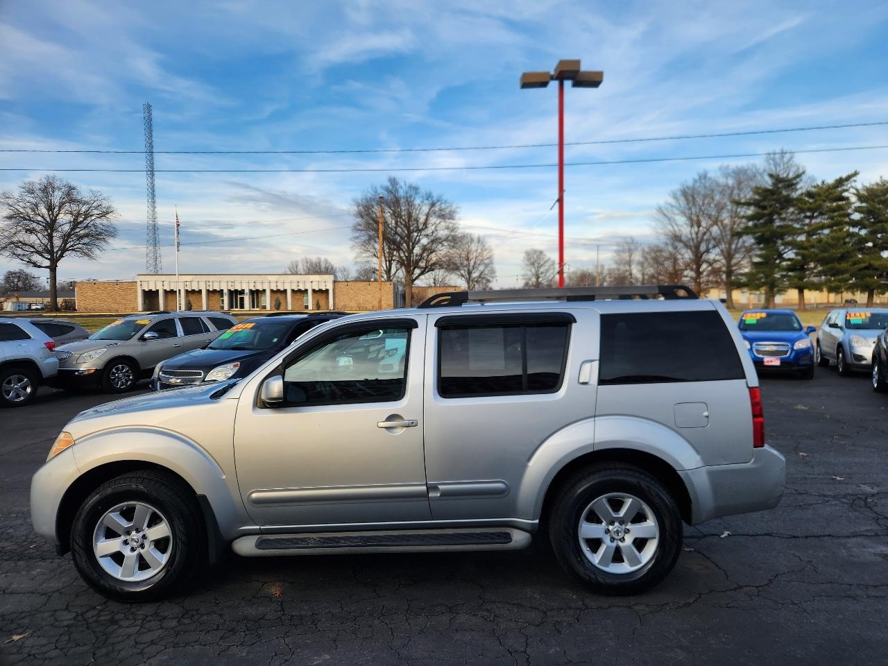 Nissan Pathfinder LE 2WD 2011
