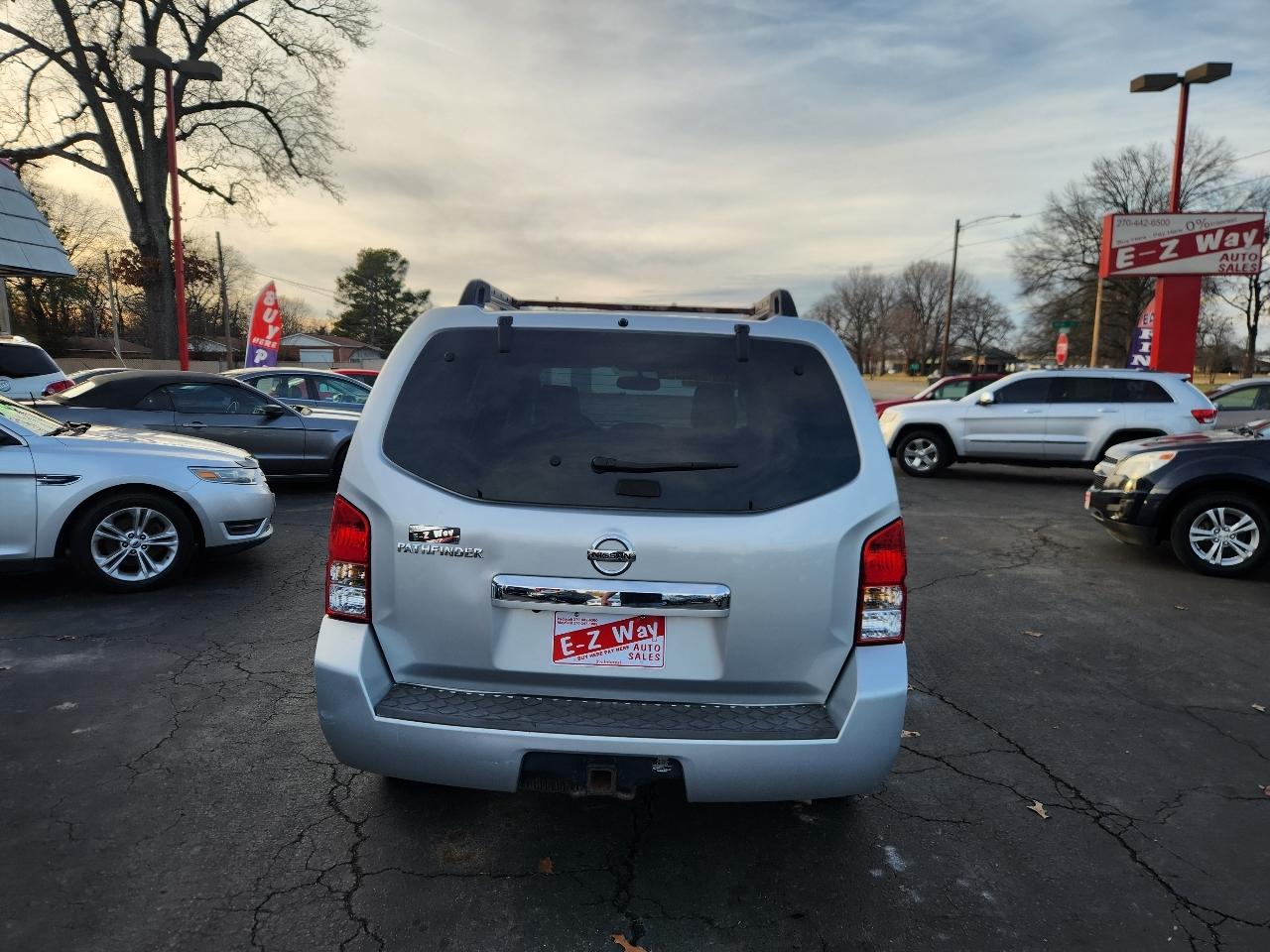 Nissan Pathfinder LE 2WD 2011