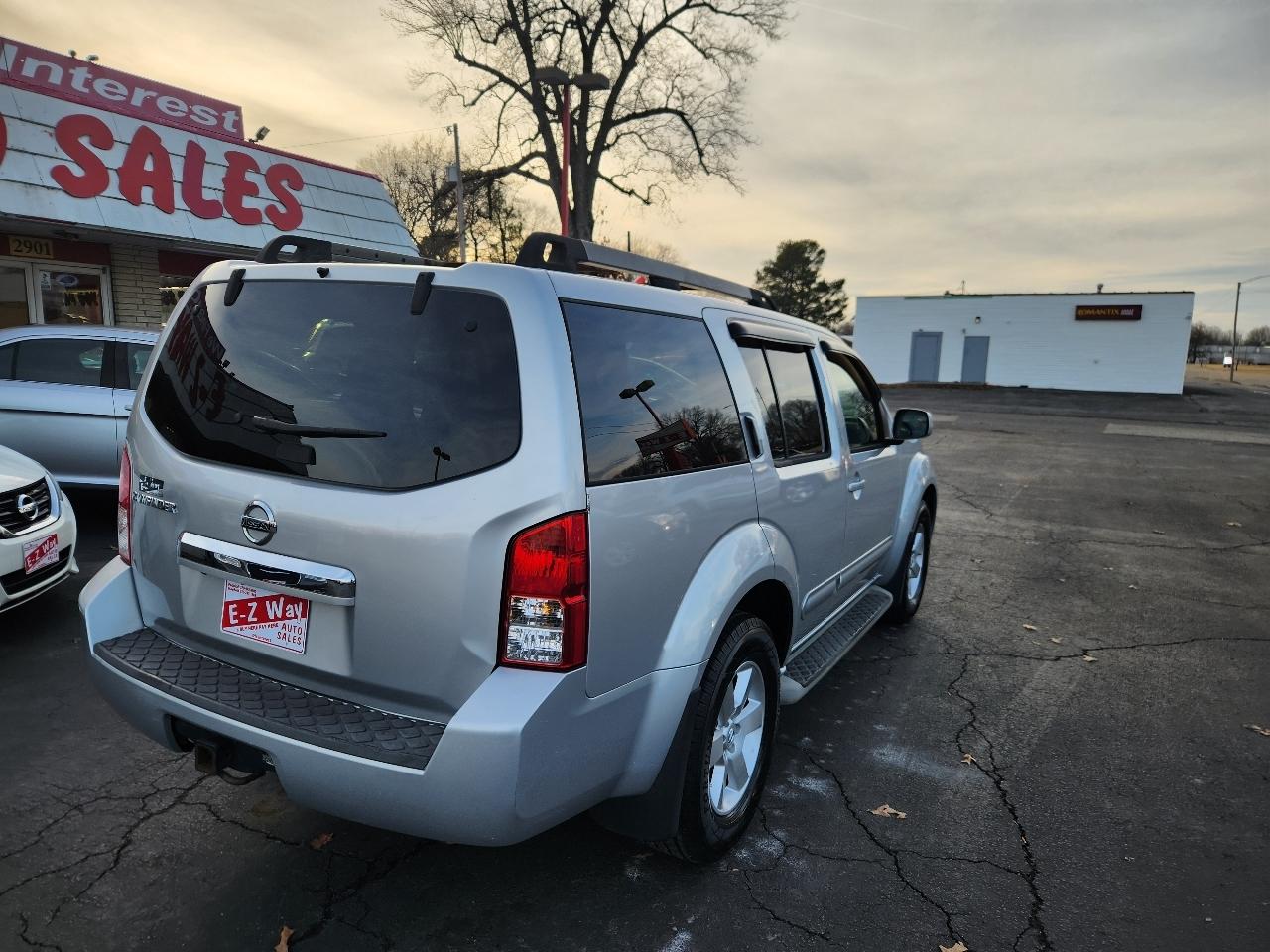 Nissan Pathfinder LE 2WD 2011