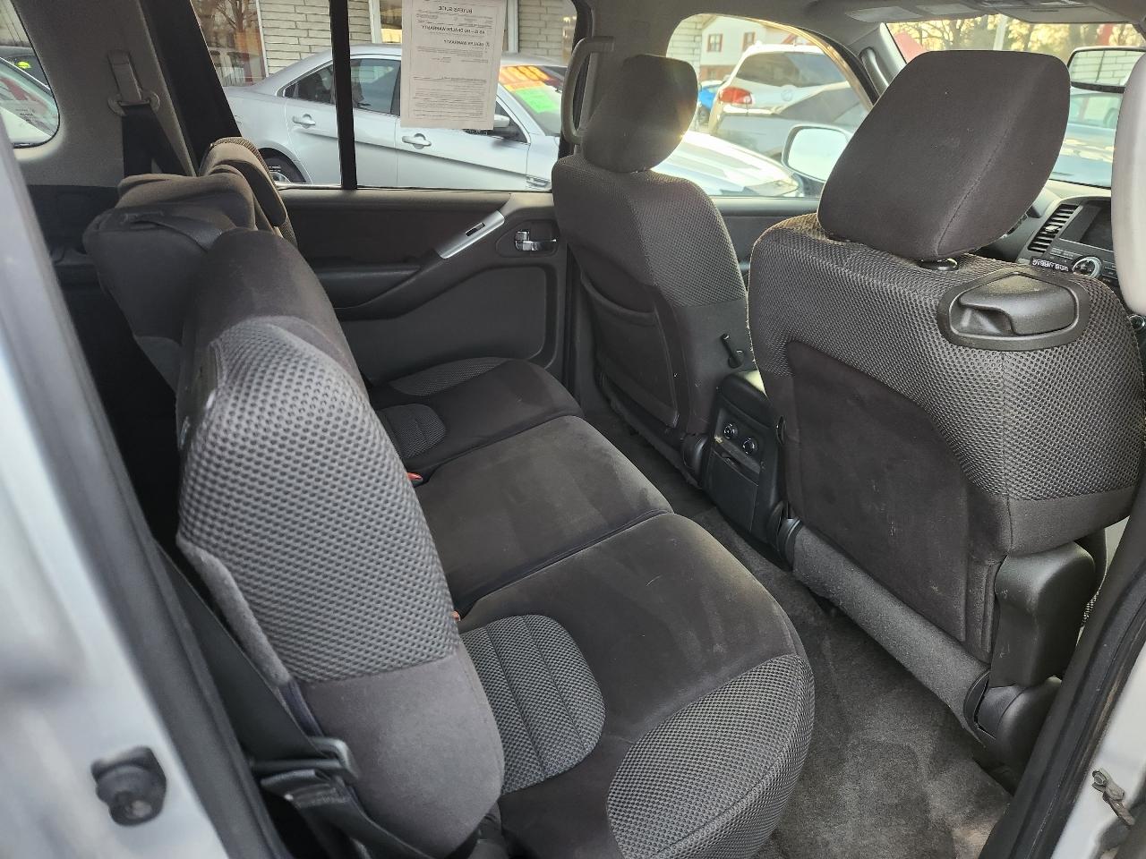 Nissan Pathfinder LE 2WD 2011