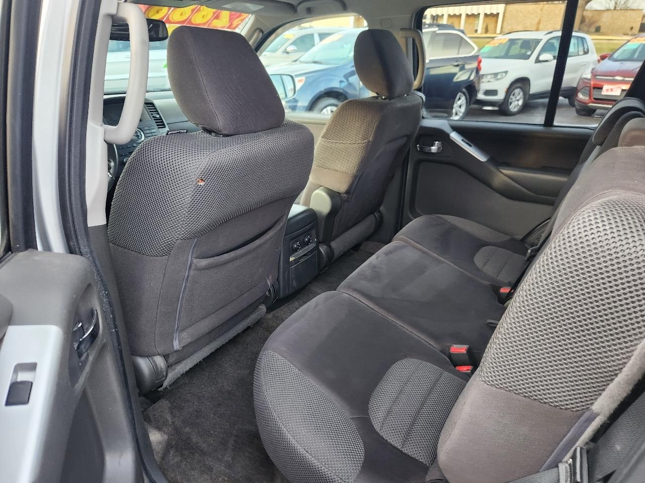 Nissan Pathfinder LE 2WD 2011