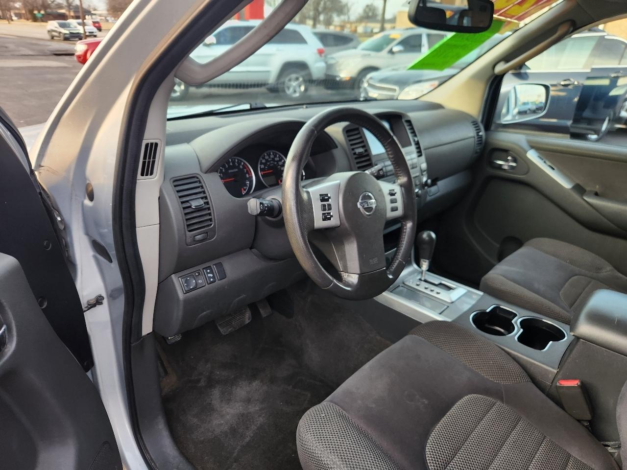 Nissan Pathfinder LE 2WD 2011