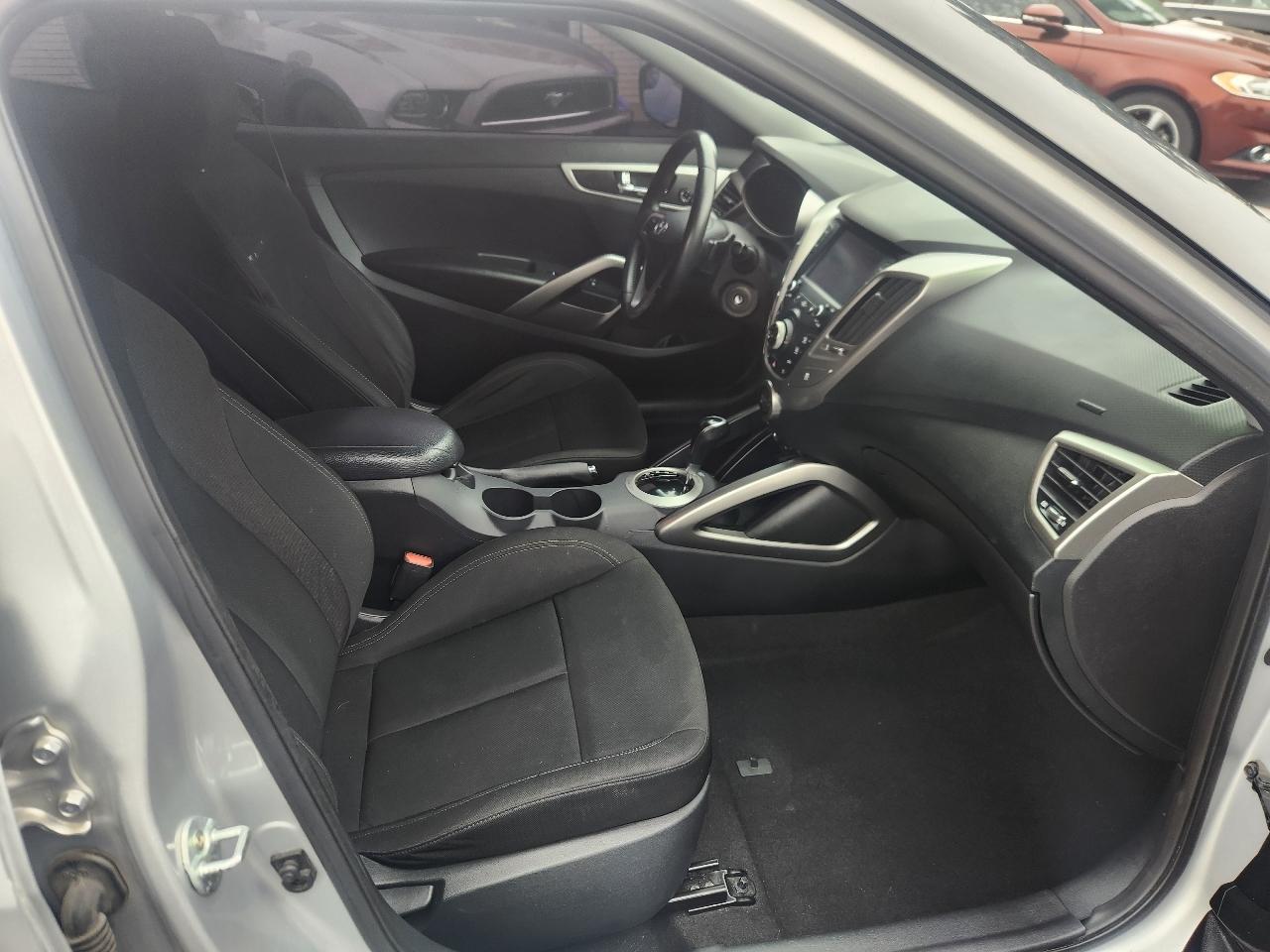 Hyundai Veloster Base 6MT 2017