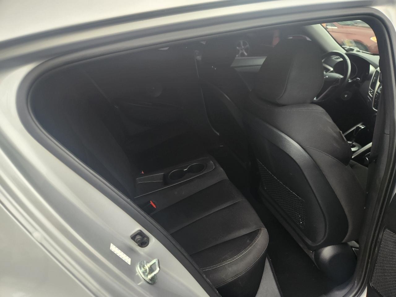 Hyundai Veloster Base 6MT 2017