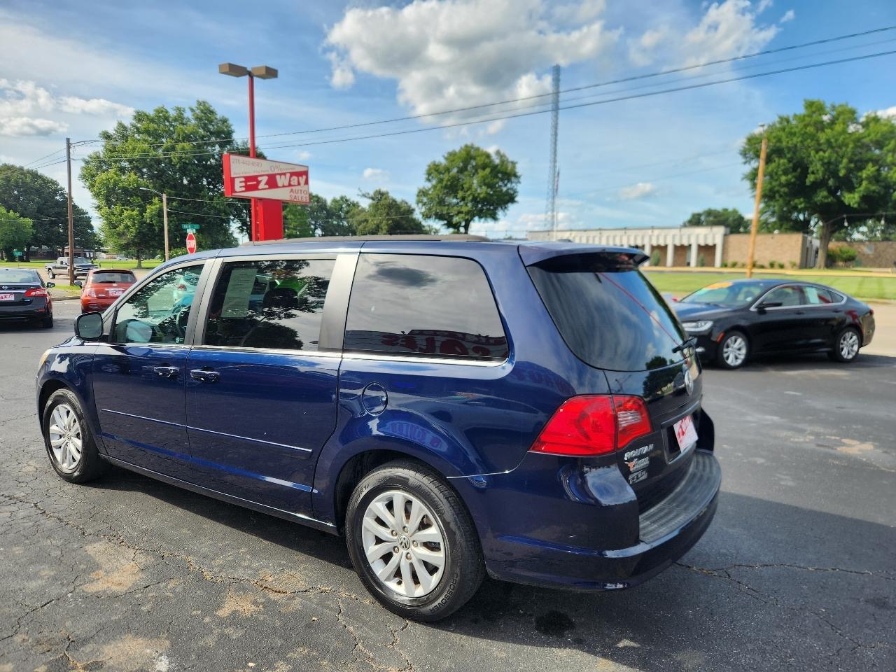 Volkswagen Routan SE 2012