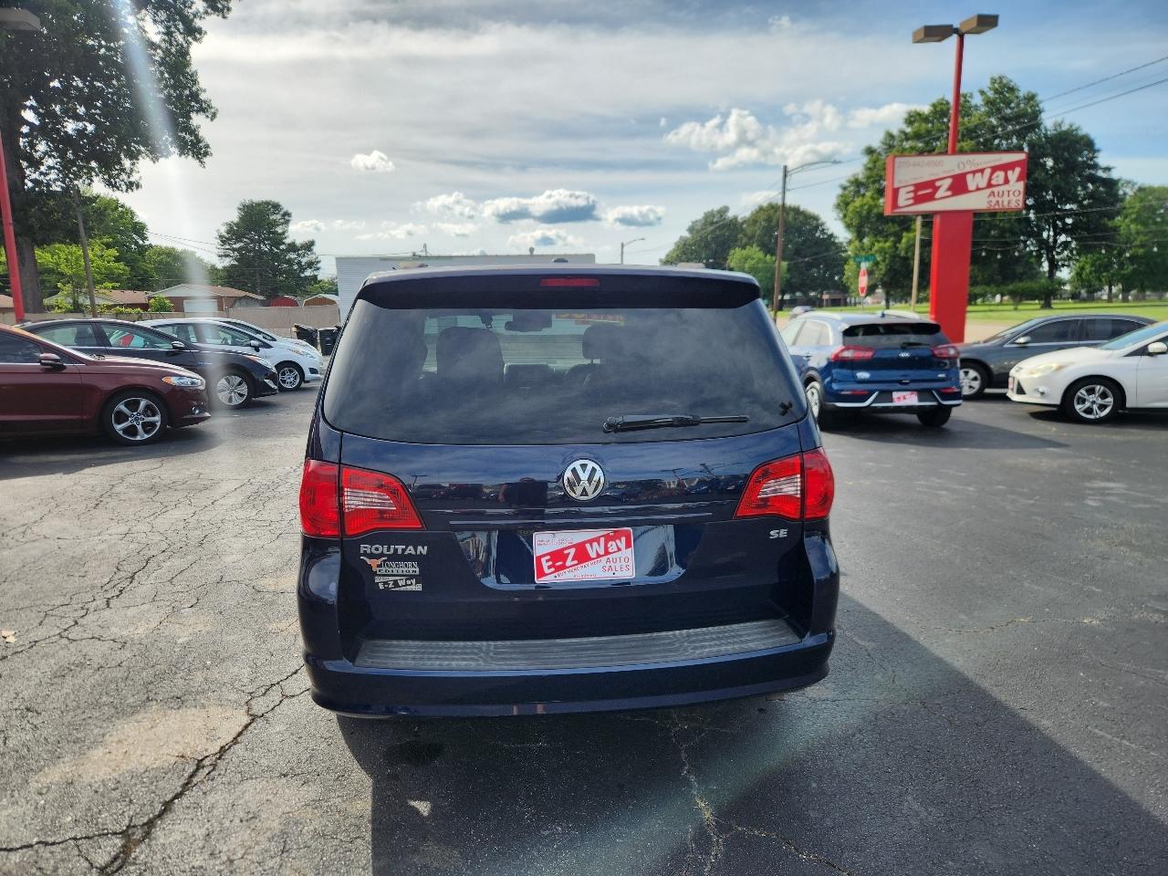 Volkswagen Routan SE 2012