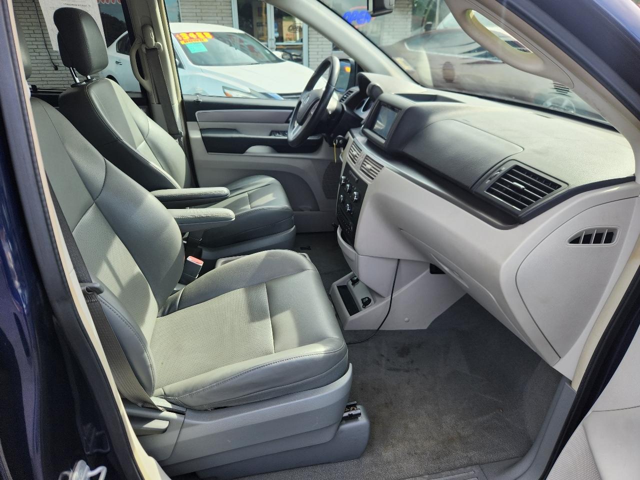 Volkswagen Routan SE 2012