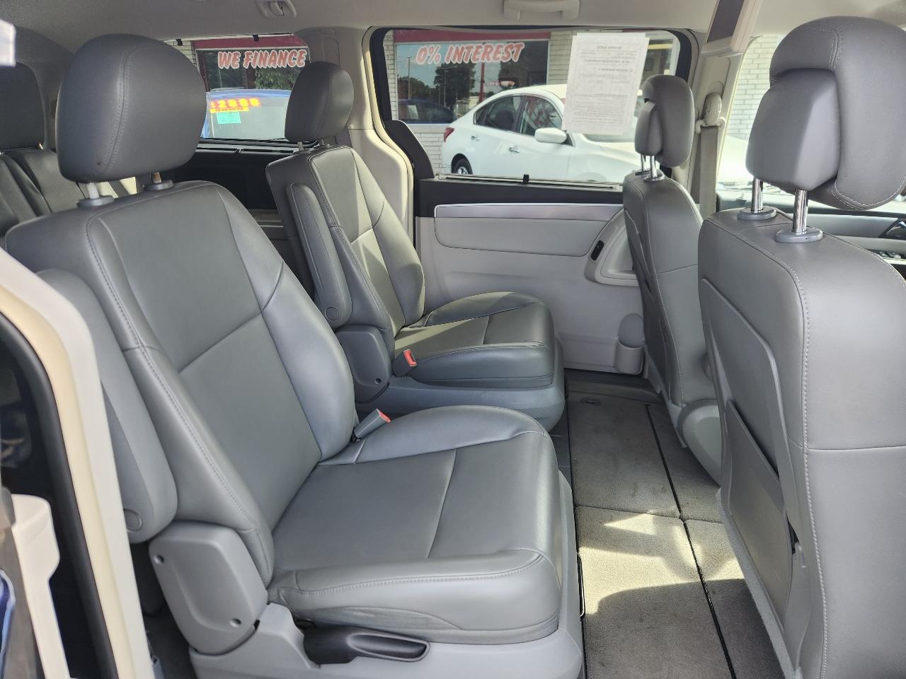 Volkswagen Routan SE 2012