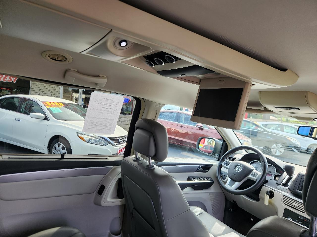 Volkswagen Routan SE 2012