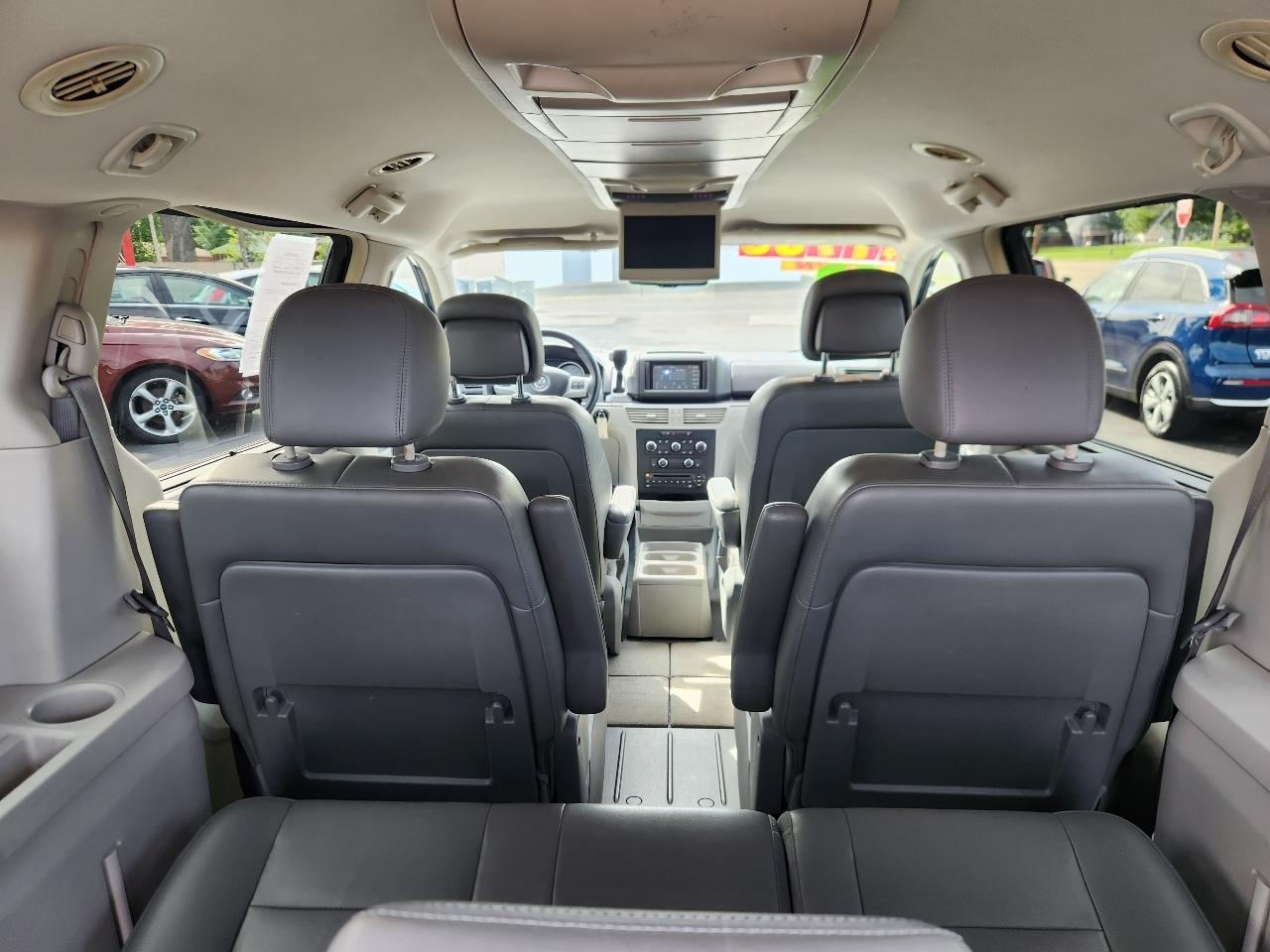 Volkswagen Routan SE 2012