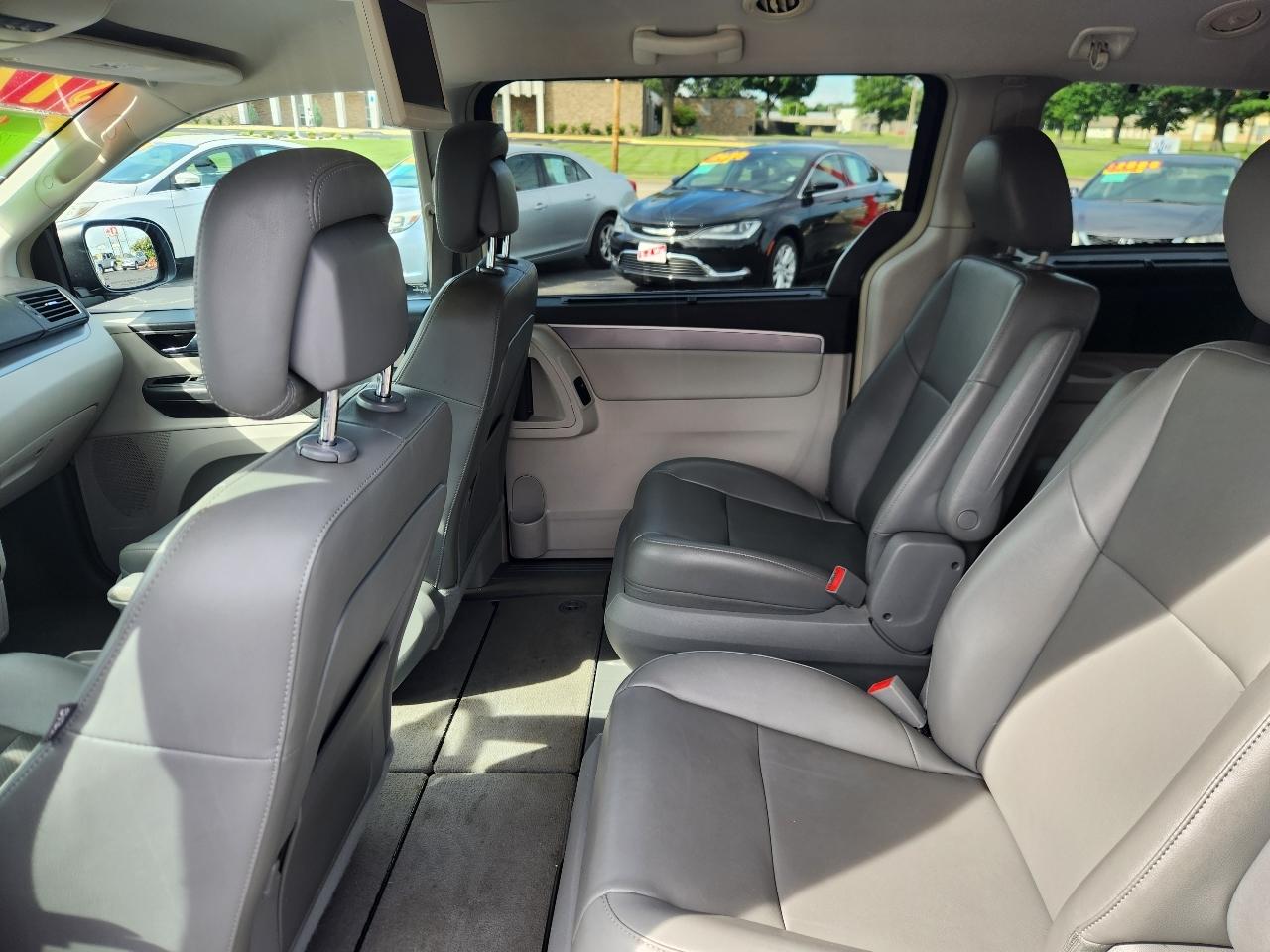 Volkswagen Routan SE 2012