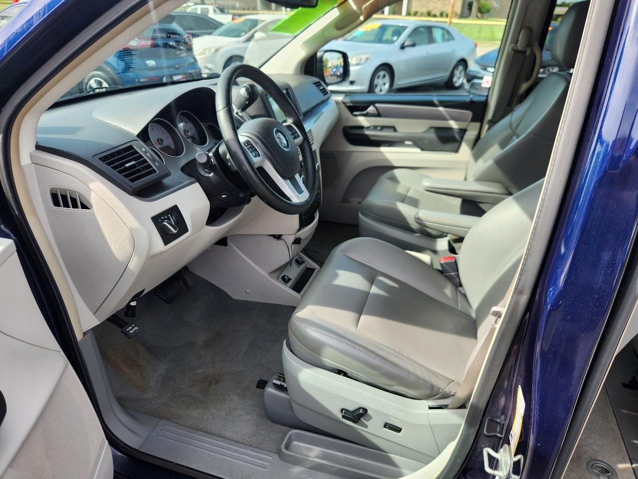 Volkswagen Routan SE 2012