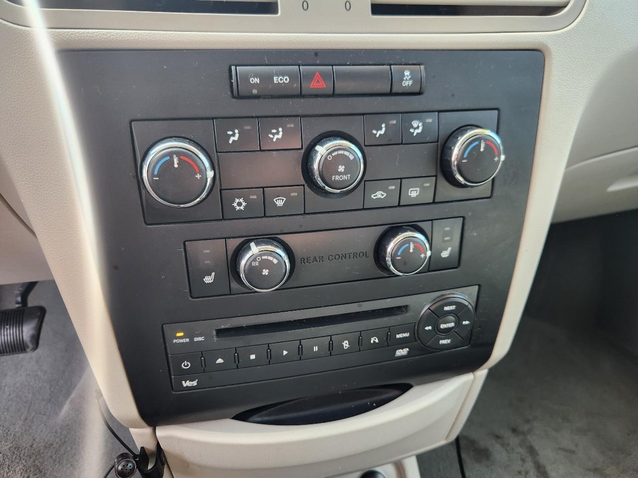 Volkswagen Routan SE 2012