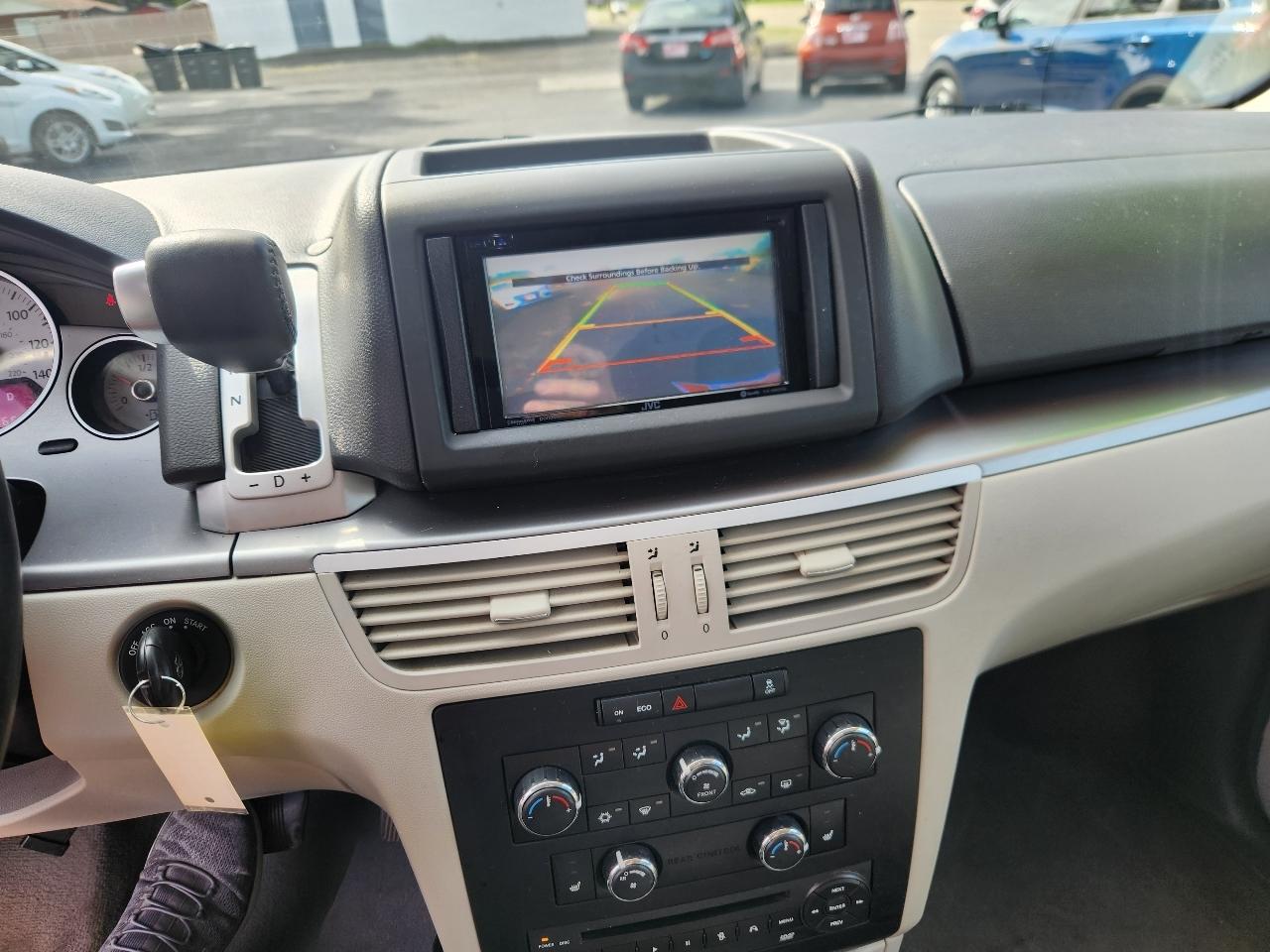 Volkswagen Routan SE 2012