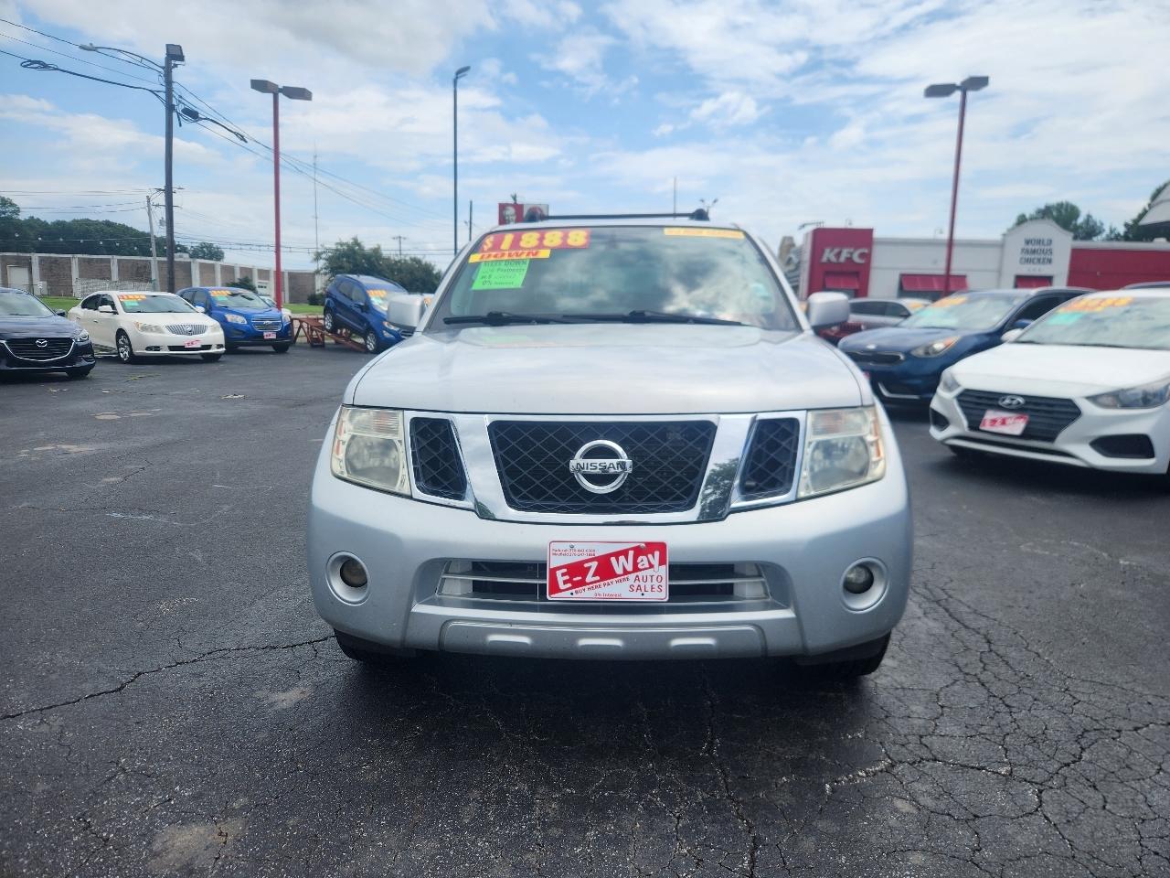 Nissan Pathfinder LE 2WD 2011