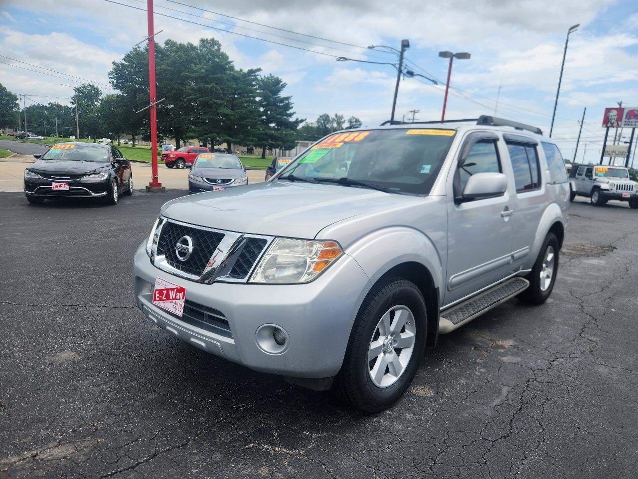 Nissan Pathfinder LE 2WD 2011