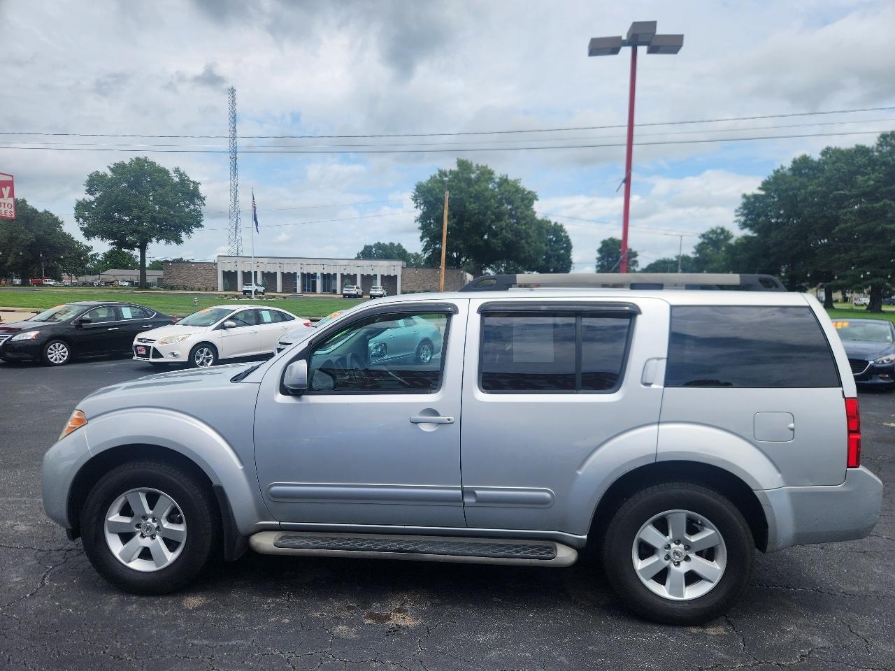 Nissan Pathfinder LE 2WD 2011