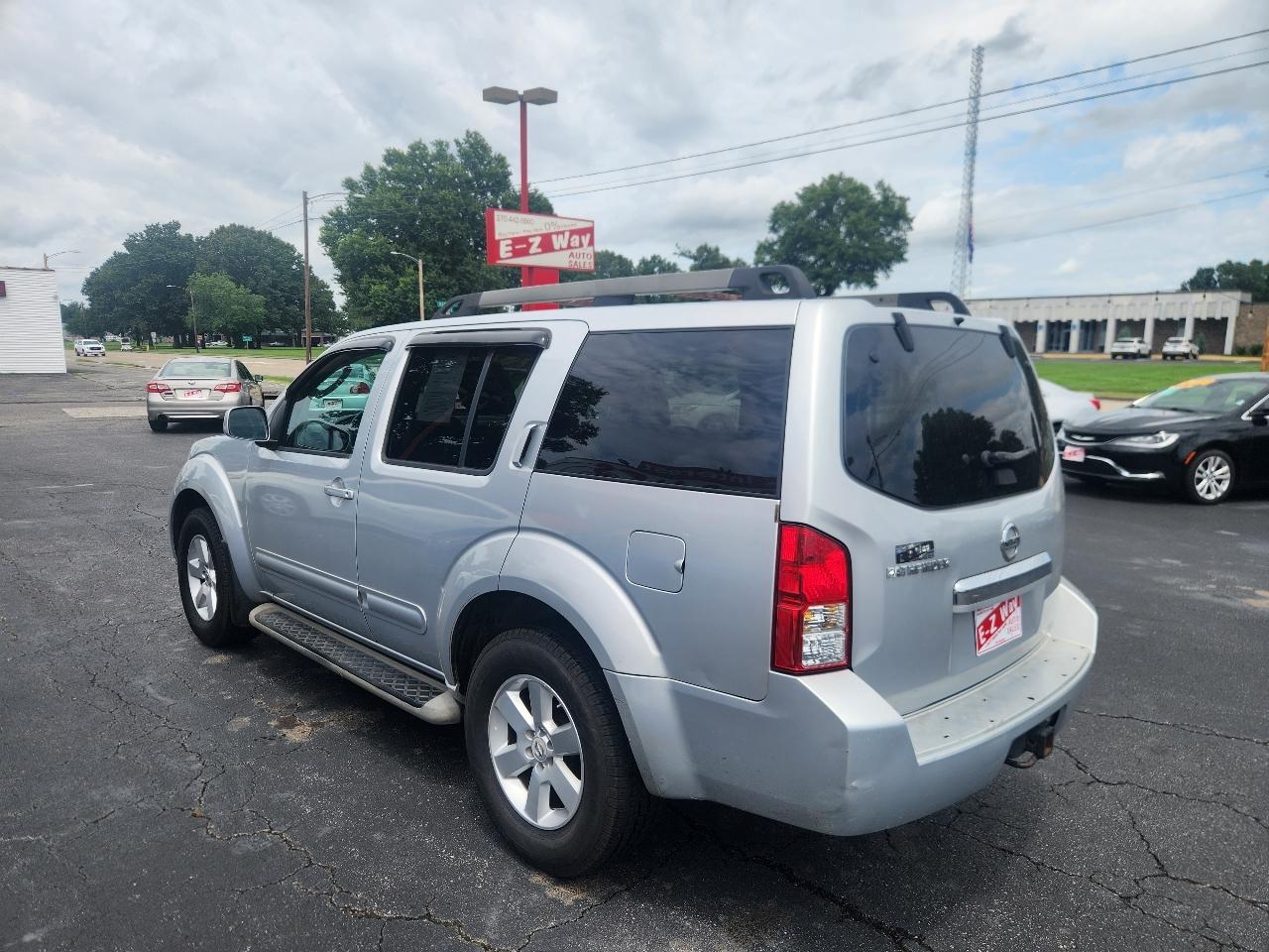 Nissan Pathfinder LE 2WD 2011