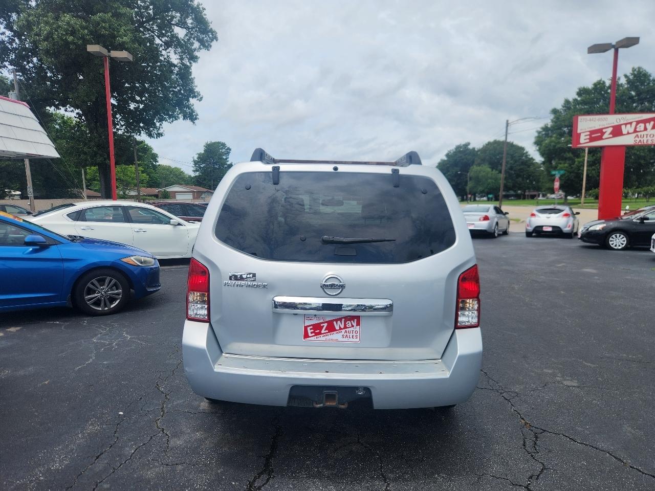 Nissan Pathfinder LE 2WD 2011