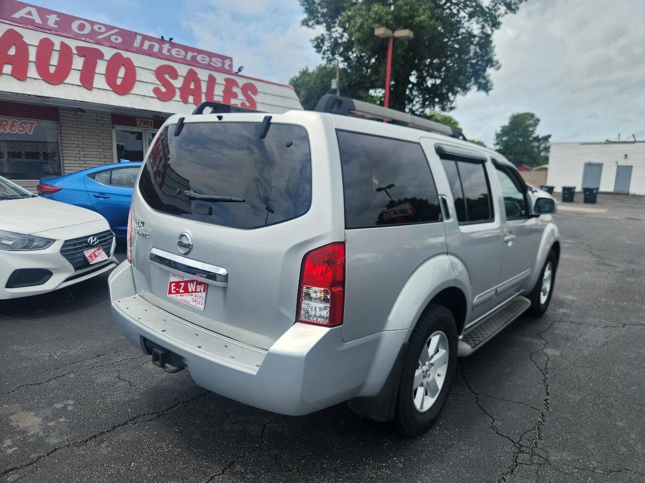 Nissan Pathfinder LE 2WD 2011